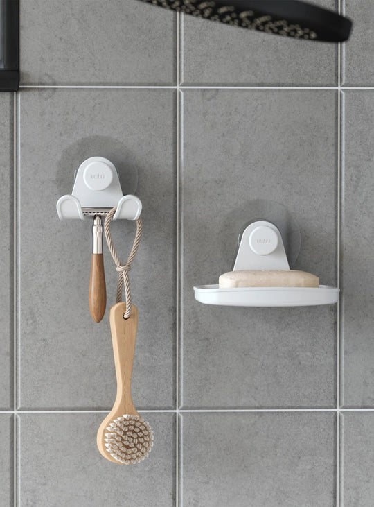 Porte-savon Flex Adhesive d'Umbra en plastique recyclé, avec drainage intégré pour garder le savon au sec.