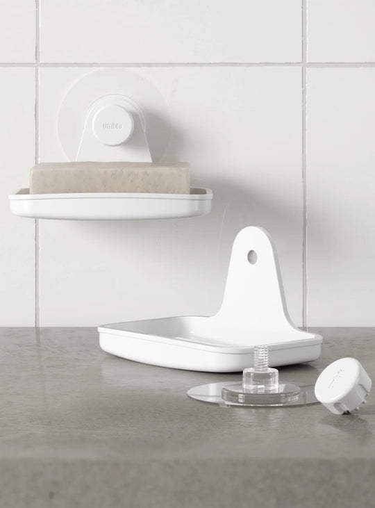 Le porte-savon Flex Adhesive d'Umbra se fixe sans perçage et évacue l'eau pour prolonger la durée du savon.