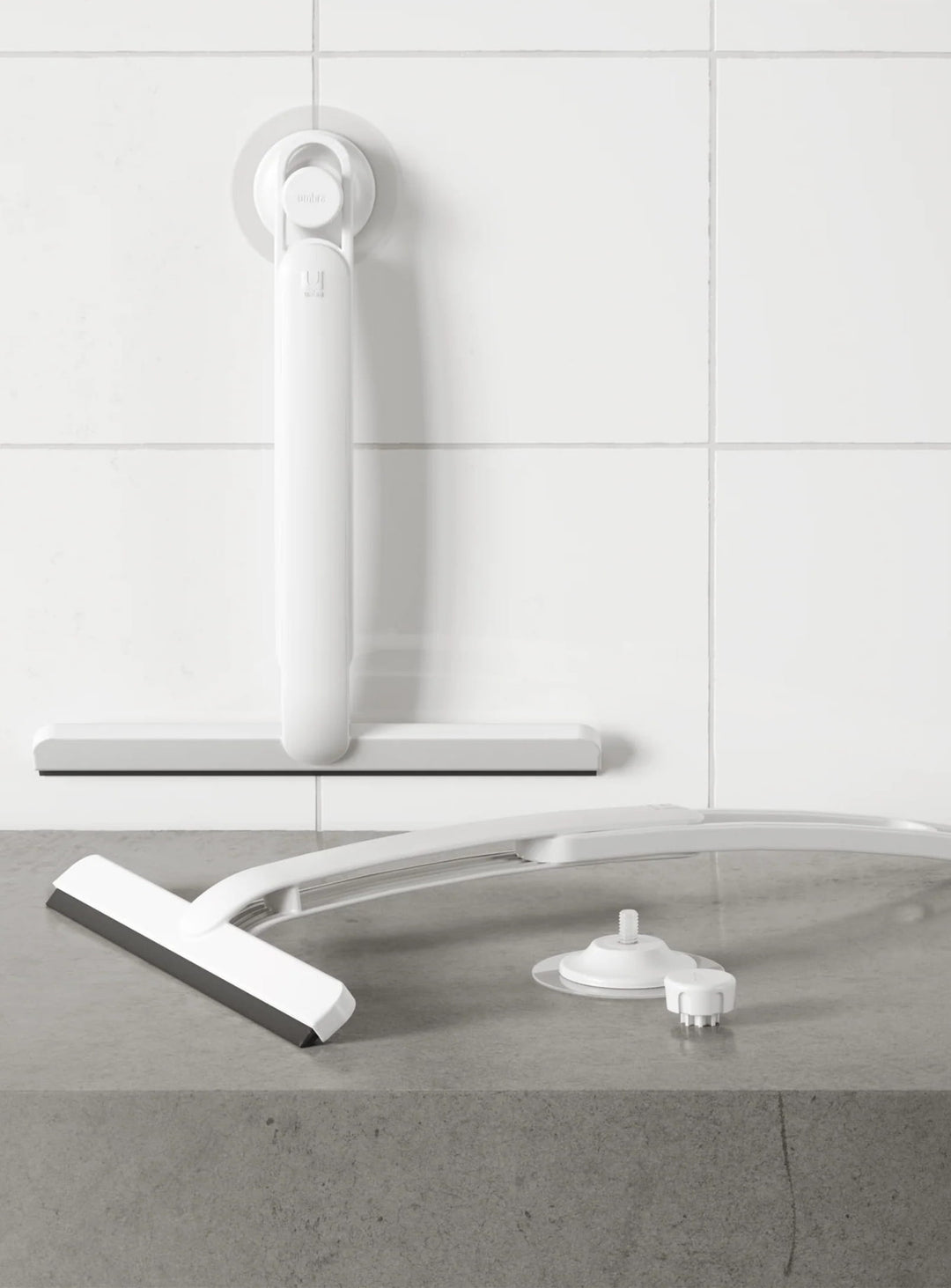 Découvrez la raclette Flex Adhesive d'Umbra, extensible et pratique pour nettoyer vitres, miroirs et parois de douche.