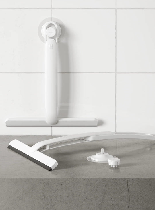 Découvrez la raclette Flex Adhesive d'Umbra, extensible et pratique pour nettoyer vitres, miroirs et parois de douche.