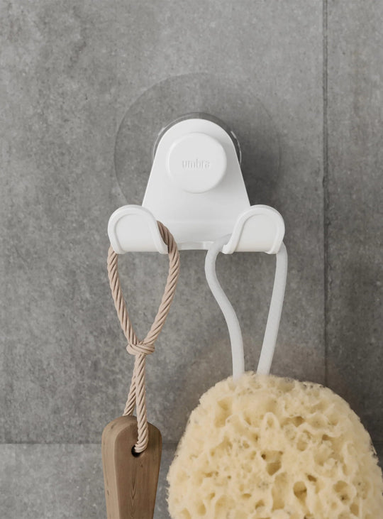 Crochet double Flex Adhesive d'Umbra pour suspendre serviettes et accessoires de douche sans perçage.