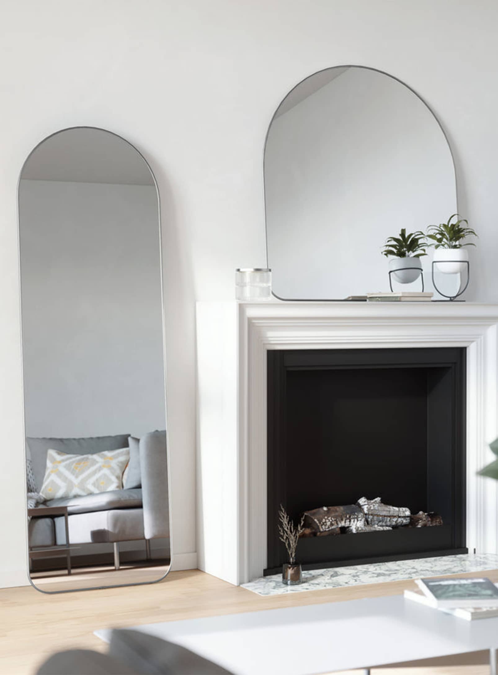 Hubba, Arched Mirror with Brass Trim by Umbra – Nüspace