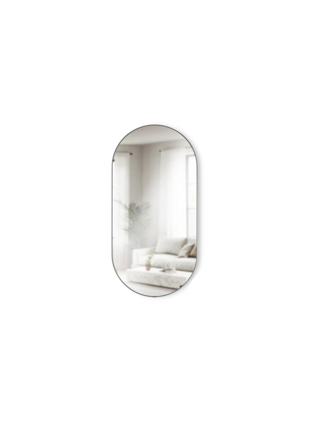 Le miroir Hubba Pill d'Umbra séduit par sa silhouette ovale allongée et son élégant cadre métallique.