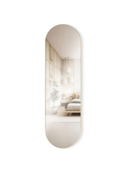 Miroir Hubba Pill d'Umbra : une forme capsule élégante et un cadre métallique fin pour illuminer votre intérieur.