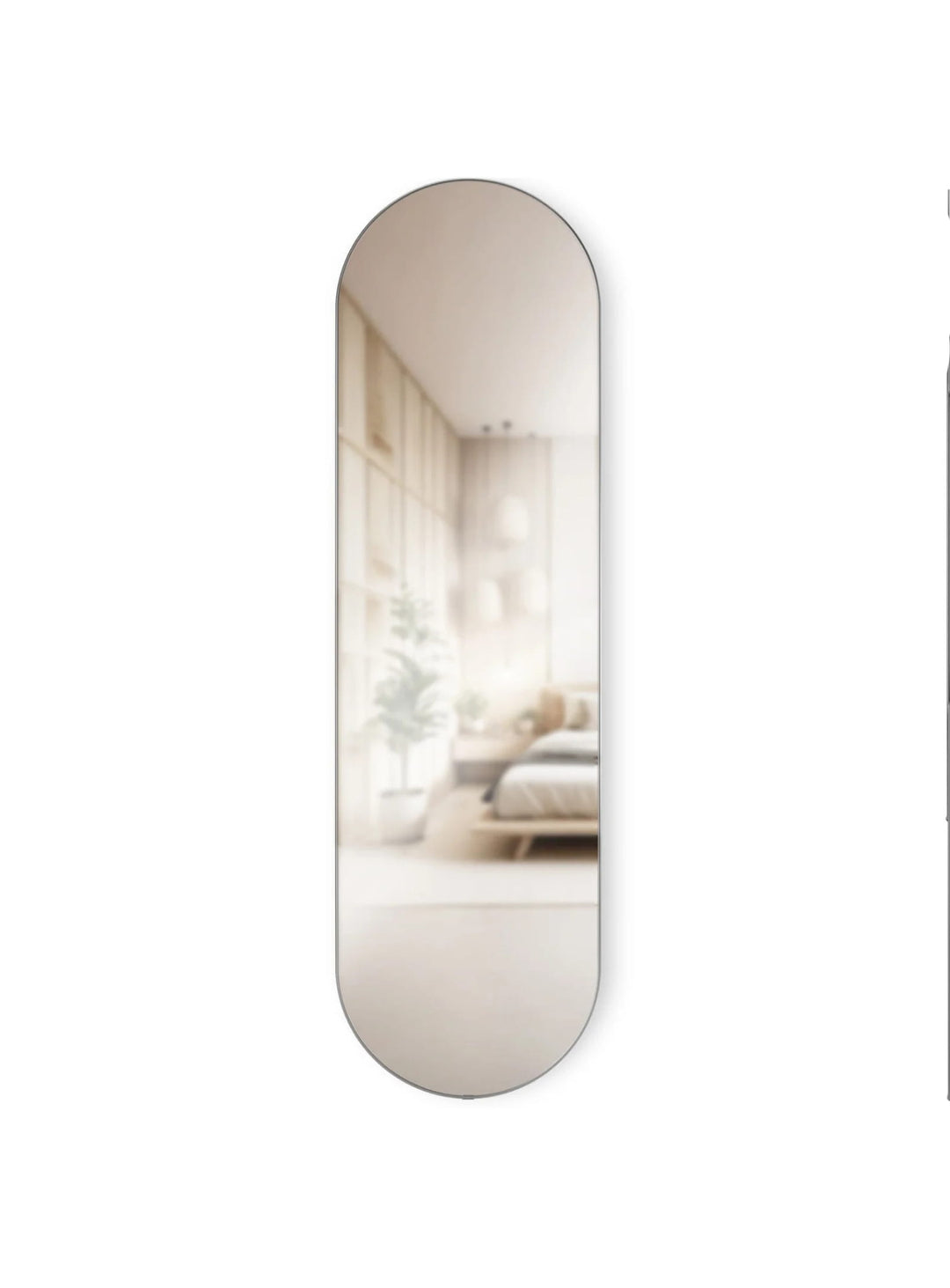 Miroir Hubba Pill d'Umbra, un miroir décoratif au design allongé offert en deux formats et deux finitions.