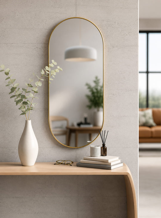 Le miroir Hubba Pill d'Umbra combine forme allongée et cadre métallique fin pour un décor contemporain.