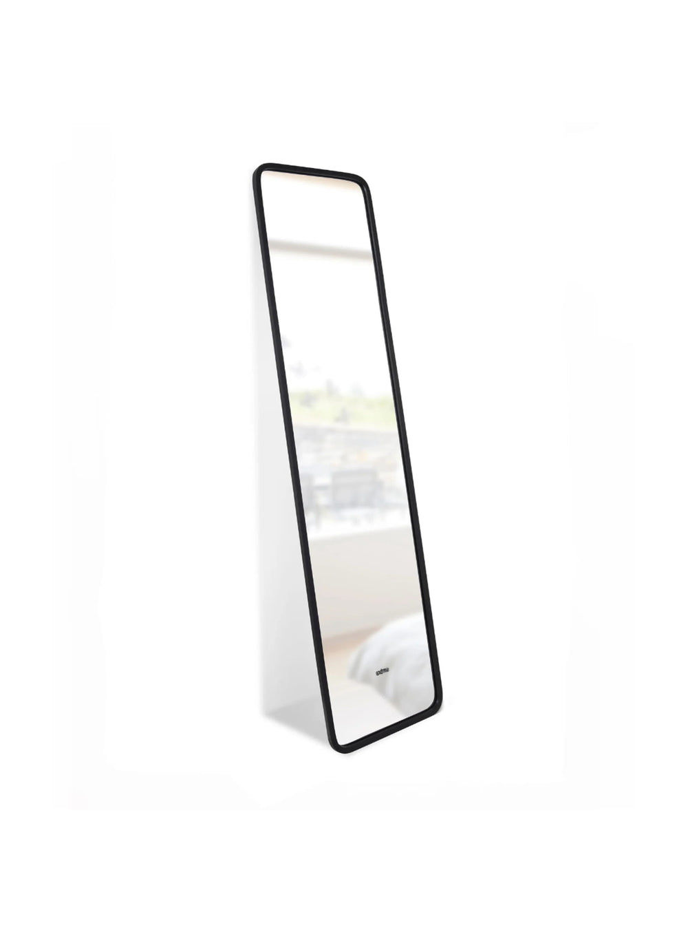 Découvrez le miroir Hub d'Umbra, un miroir pleine longueur élégant et polyvalent pour tous les intérieurs.