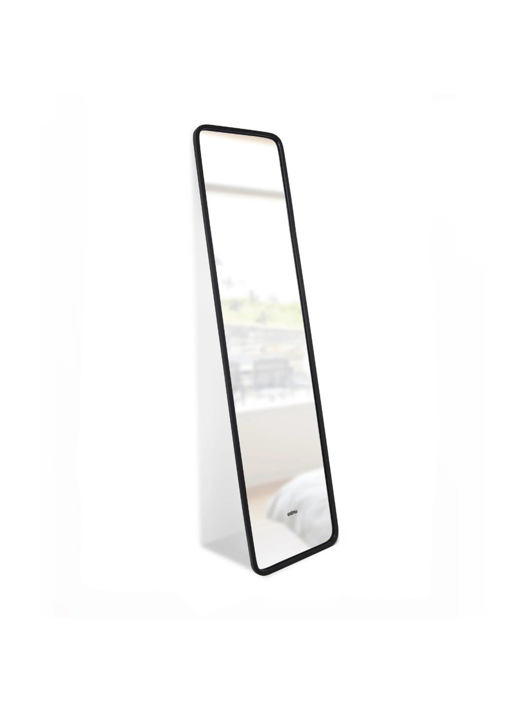 Découvrez le miroir Hub d'Umbra, un miroir pleine longueur élégant et polyvalent pour tous les intérieurs.