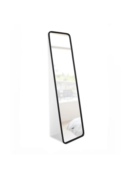 Découvrez le miroir Hub d'Umbra, un miroir pleine longueur élégant et polyvalent pour tous les intérieurs.
