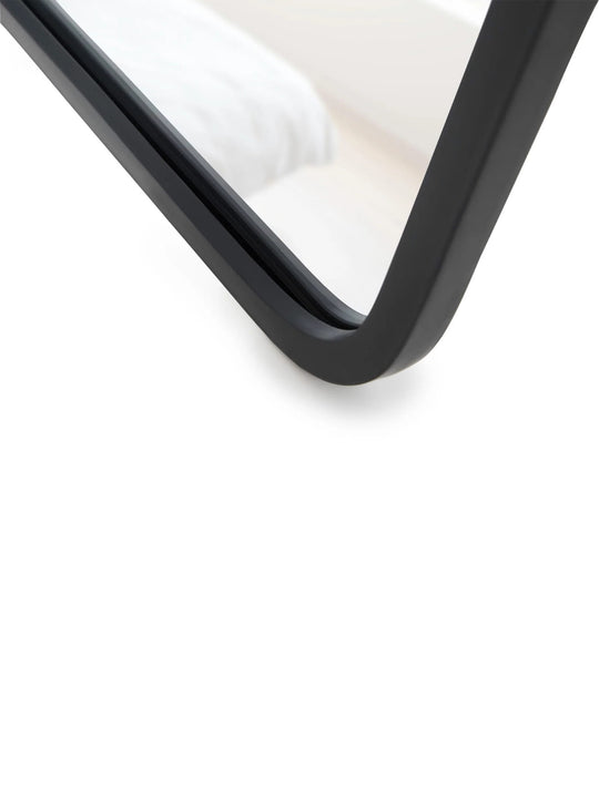 Le miroir Hub d'Umbra apporte style, luminosité et profondeur à votre chambre, entrée ou dressing.