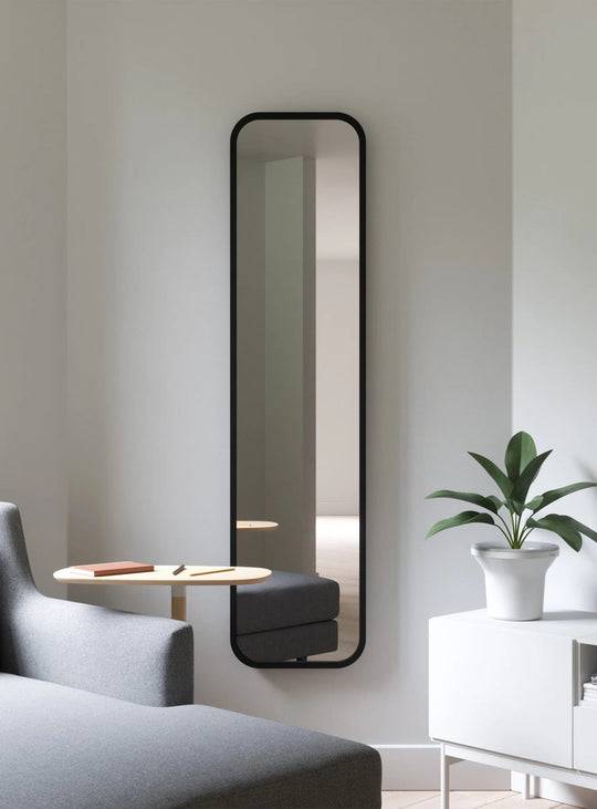 Miroir Hub d'Umbra, un miroir pleine longueur au design moderne à poser au sol ou à fixer au mur.