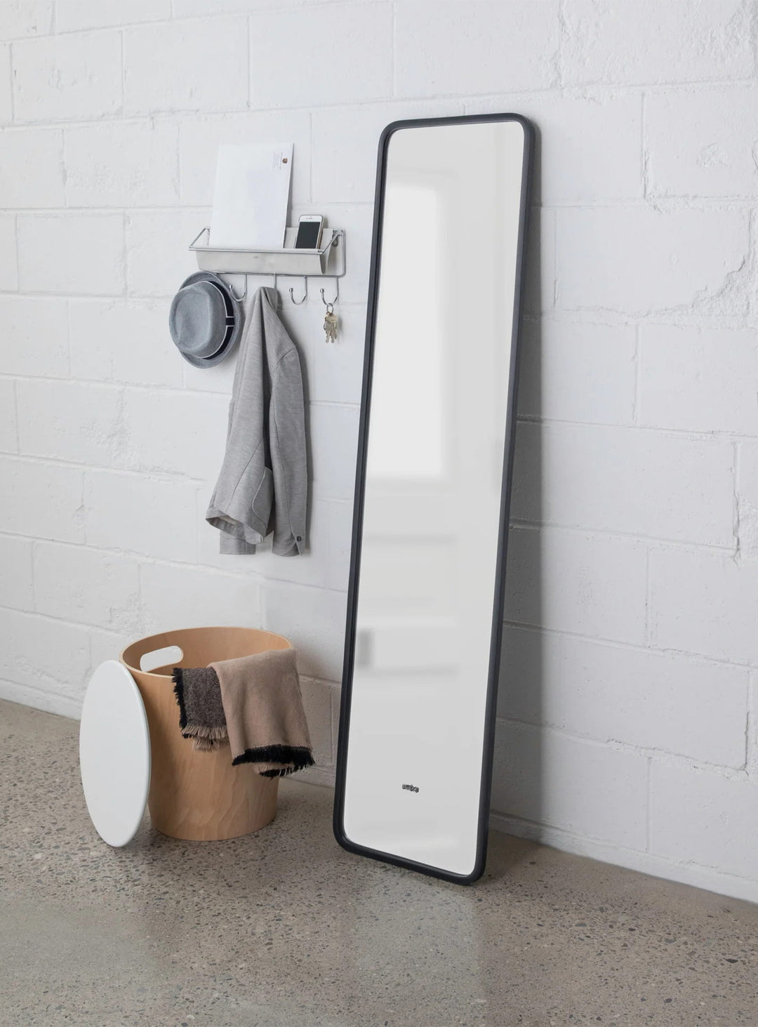 Miroir Hub d'Umbra, un miroir pleine longueur au cadre protecteur en caoutchouc et au design contemporain.