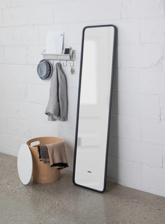 Miroir Hub d'Umbra, un miroir pleine longueur au cadre protecteur en caoutchouc et au design contemporain.
