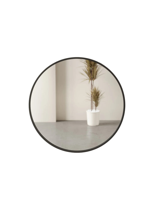 Découvrez le miroir mural Hub d'Umbra, un grand miroir rond avec cadre protecteur en caoutchouc noir.