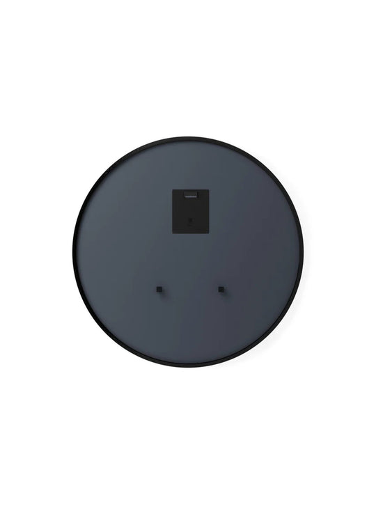 Miroir mural Hub d'Umbra : forme ronde, cadre en caoutchouc noir et diamètre généreux de 94 cm.