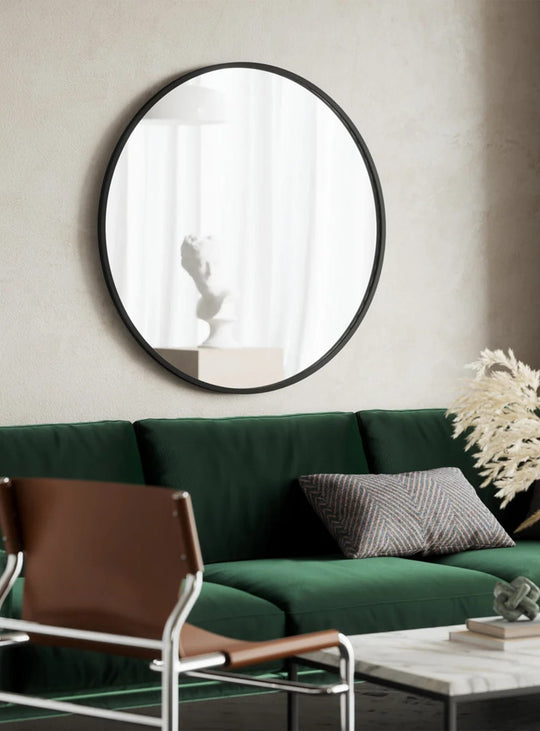 Miroir mural Hub d'Umbra, au format rond de 94 cm avec cadre noir en caoutchouc au design contemporain.
