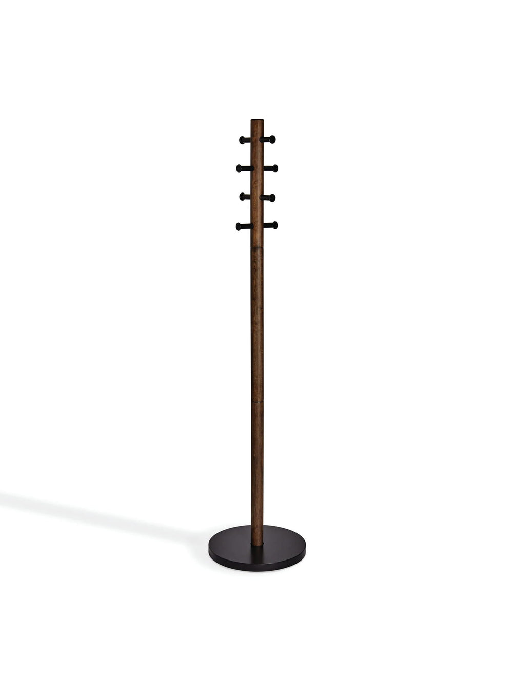Le portemanteau Pillar d'Umbra combine bois véritable, métal robuste et 8 crochets dans un design élégant.