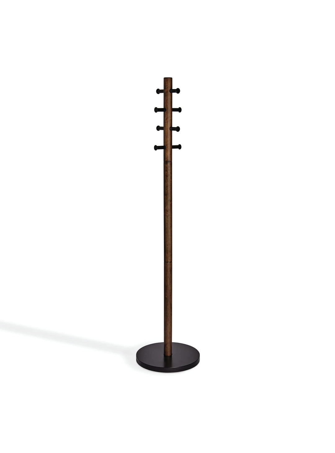 Le portemanteau Pillar d'Umbra combine bois véritable, métal robuste et 8 crochets dans un design élégant.