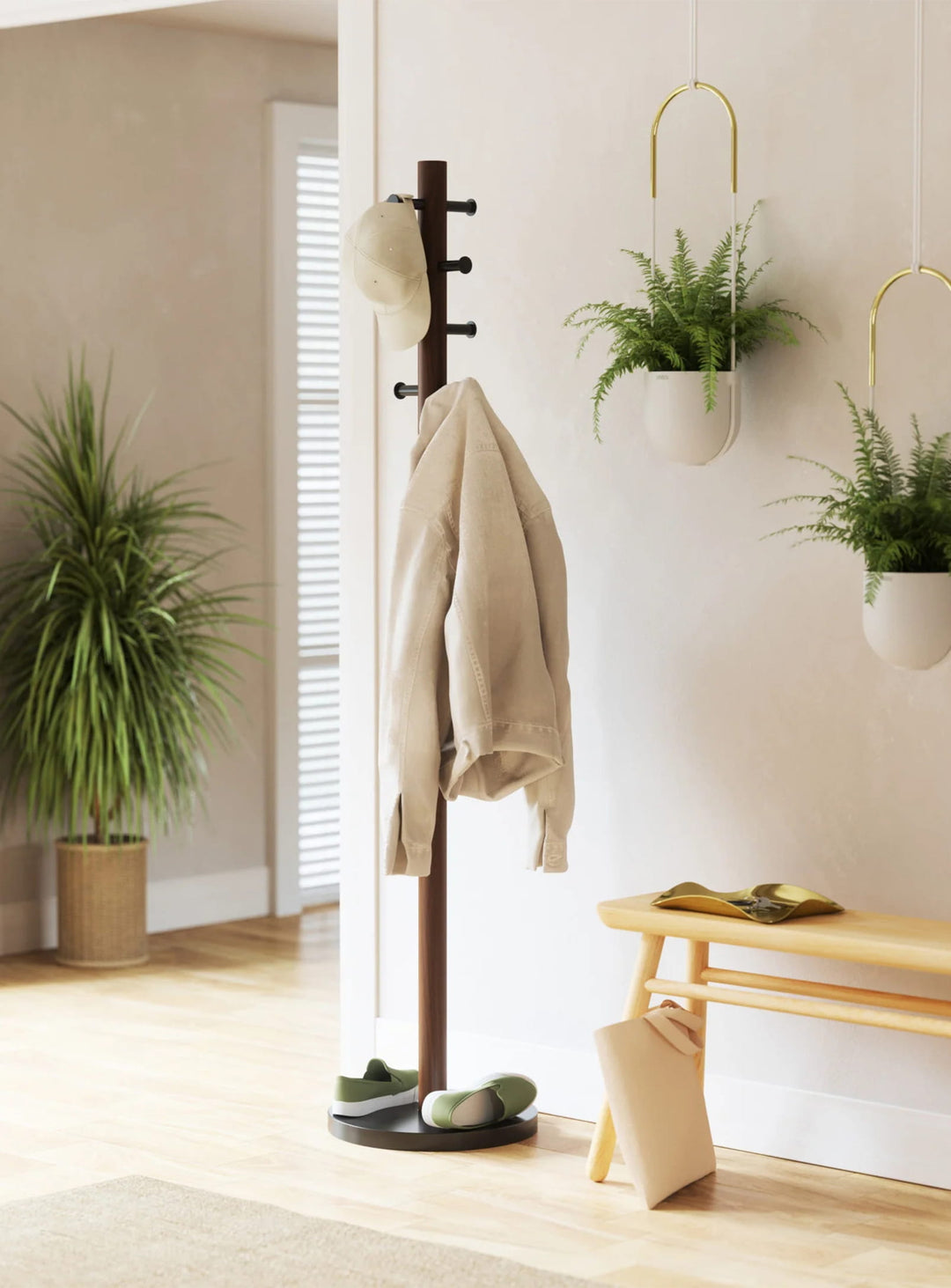 Portemanteau Pillar d'Umbra en bois et métal avec 8 crochets, idéal pour organiser une entrée avec style.