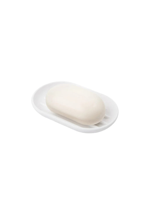 Porte-savon Touch d'Umbra au fini mat et doux, avec rainures pour permettre au savon de sécher plus rapidement.