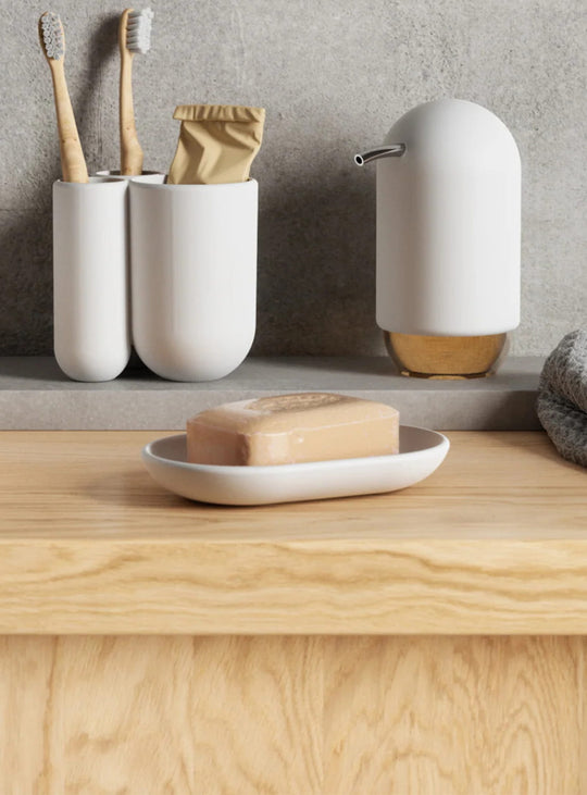 Porte-savon Touch d'Umbra avec rainures intégrées pour garder le savon au sec et prolonger sa durée de vie.