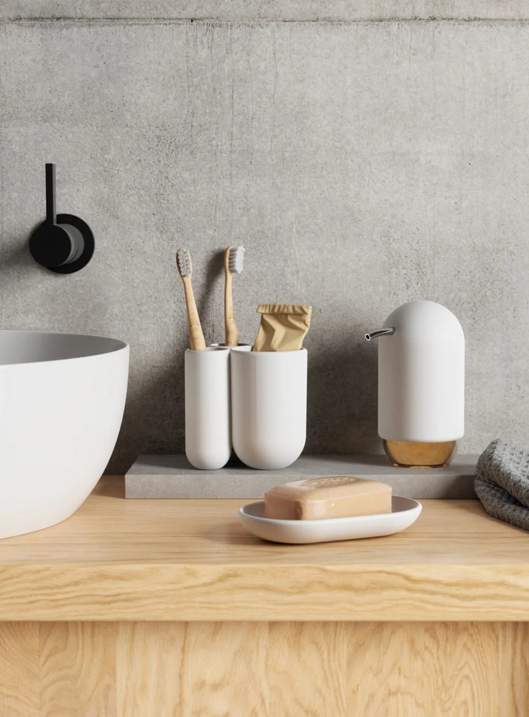 Distributeur de savon Touch Umbra, une pompe élégante et pratique pour salle de bain ou cuisine.