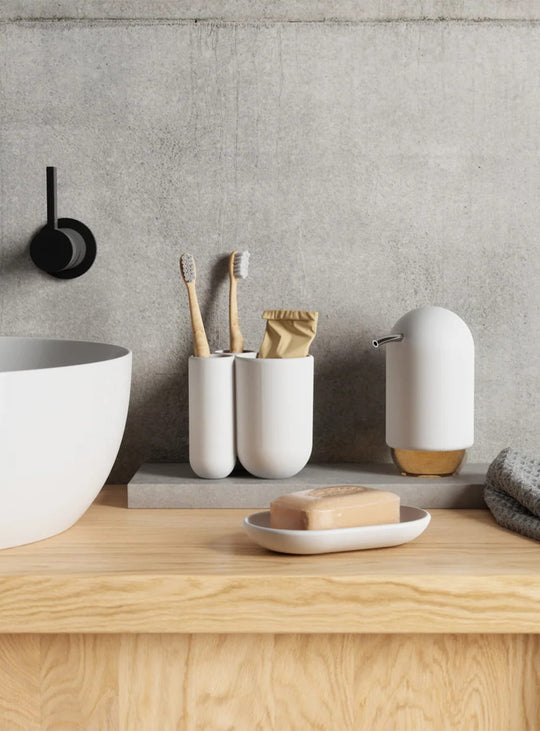 Distributeur de savon Touch Umbra, une pompe élégante et pratique pour salle de bain ou cuisine.