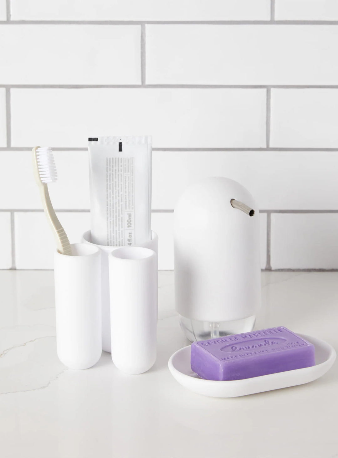 Porte-brosses à dents Touch d'Umbra avec deux espaces pour les brosses et un compartiment pour le dentifrice.
