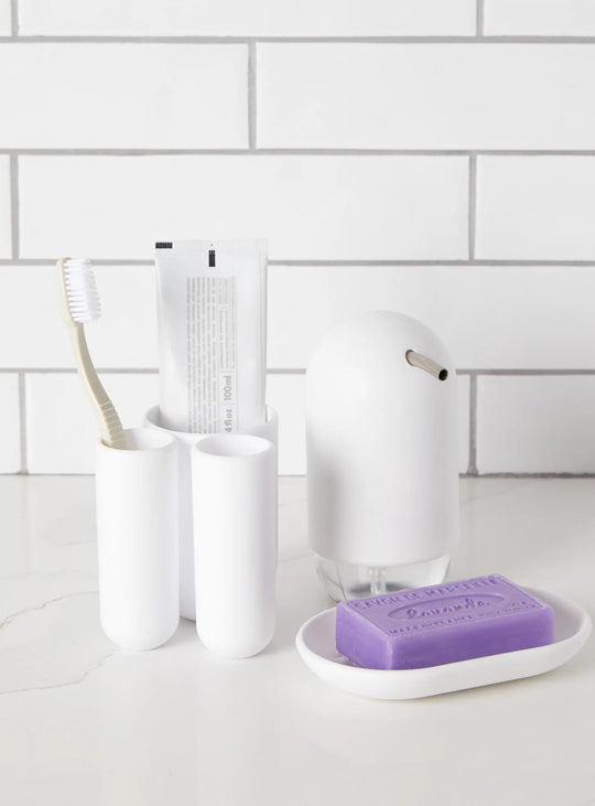 Porte-brosses à dents Touch d'Umbra avec deux espaces pour les brosses et un compartiment pour le dentifrice.