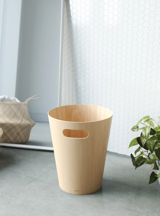 Poubelle Woodrow de Umbra bois élégant pour bureau ou salle de bain. naturel