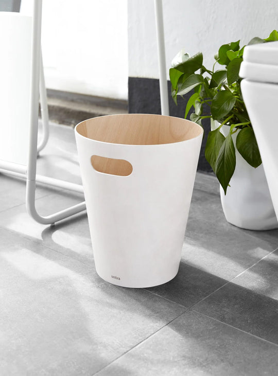 Poubelle Woodrow de Umbra en bois naturel design moderne. blanc