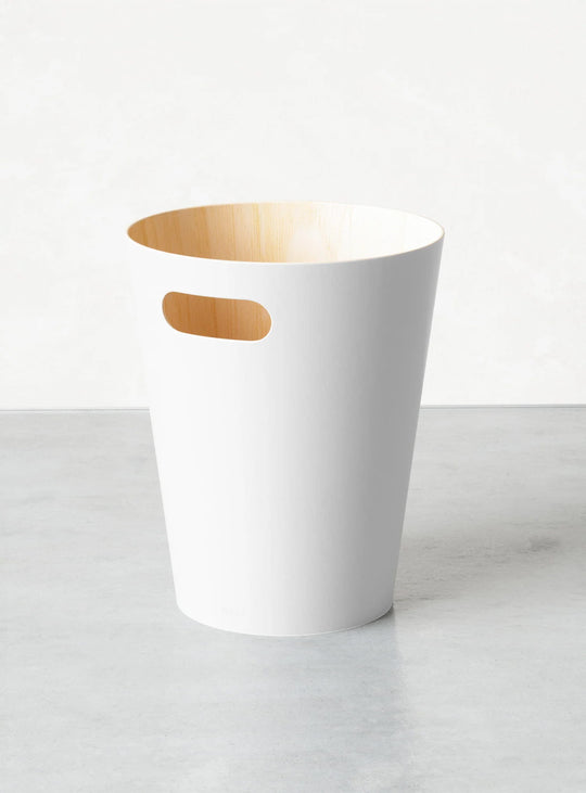Poubelle Woodrow de Umbra design épuré et finition naturelle. blanc