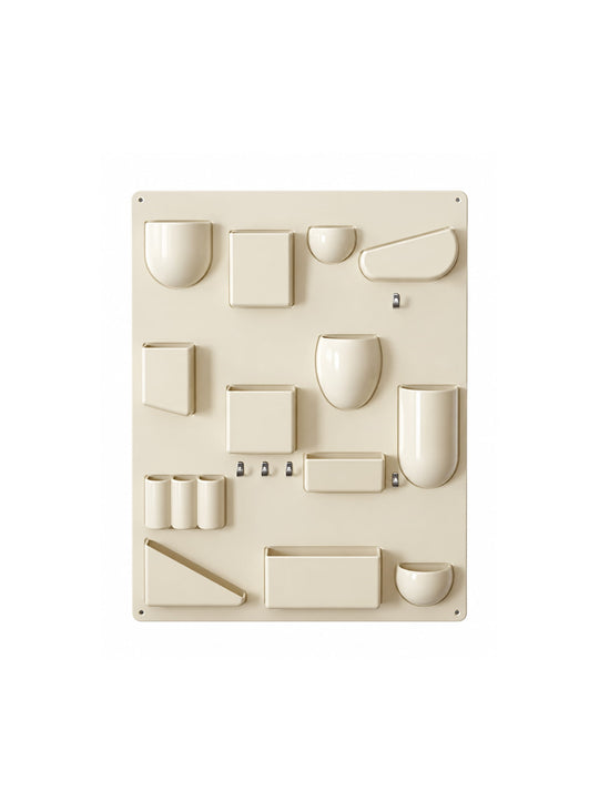 Le rangement mural Uten.Silo II de Vitra organise vos objets avec style grâce à ses nombreux compartiments. crème