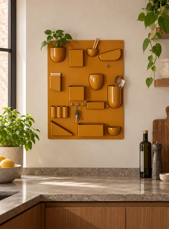 Rangement mural Uten.Silo II de Vitra, idéal pour organiser stylos, clés, ciseaux et petits objets avec style. jaune moutarde
