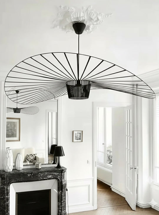 Lampe suspendue Vertigo, design aérien iconique et effet flottant. noir