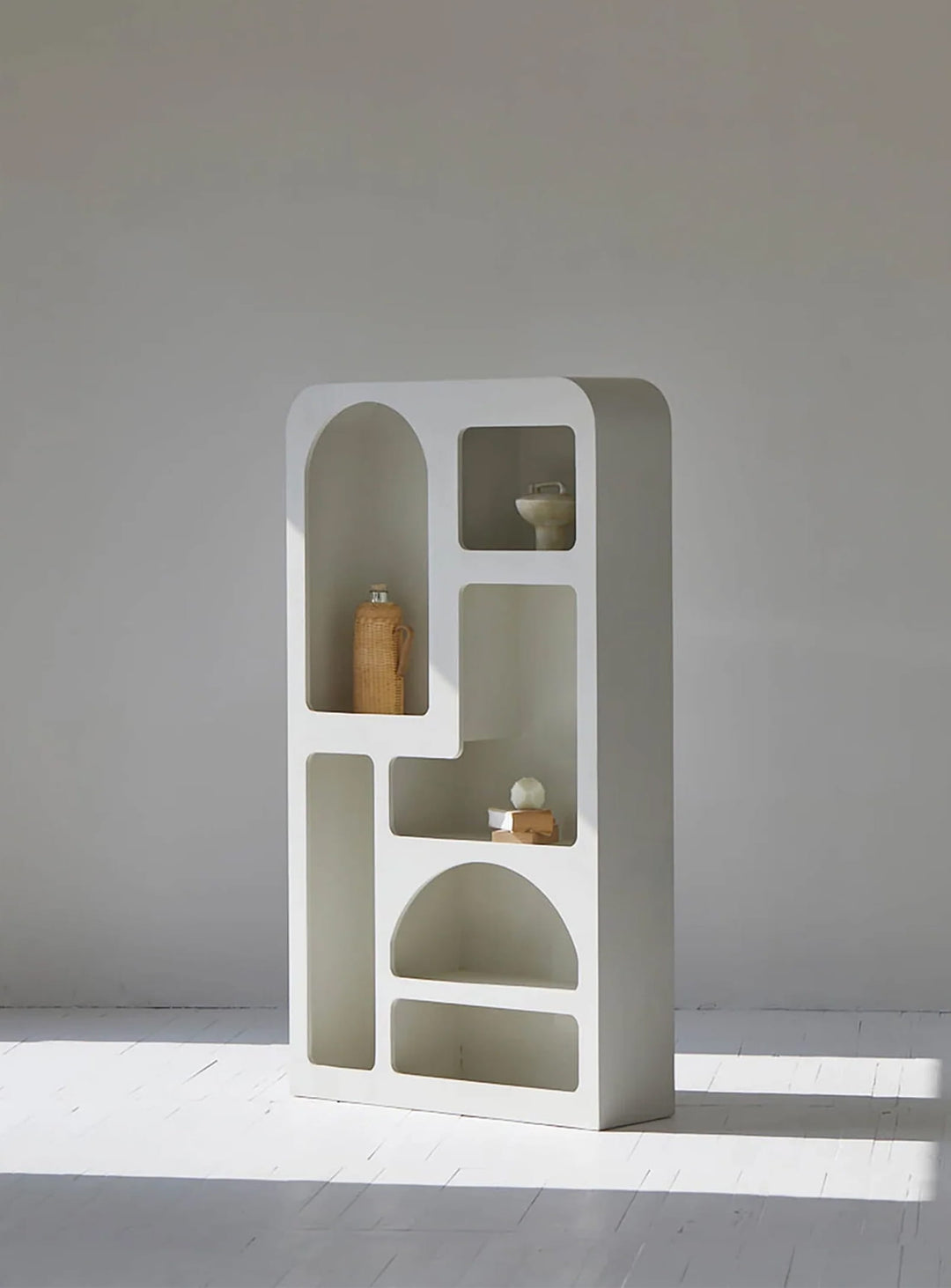 Bibliothèque Vinci en microciment, design sculptural et allure contemporaine.