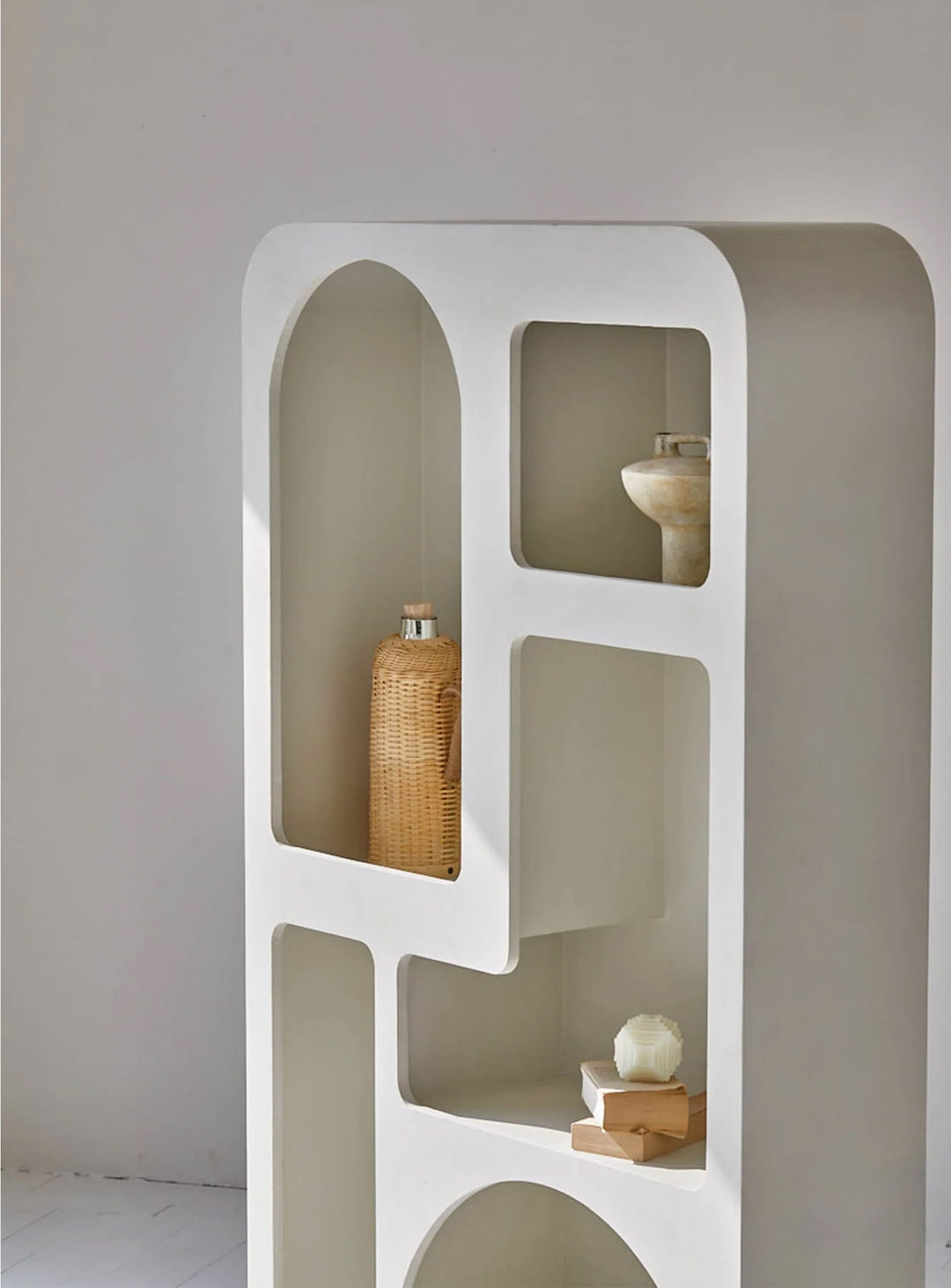 Bibliothèque Vinci : niches ouvertes et design épuré pour une déco moderne.