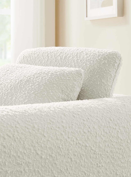 Le fauteuil Waverly crée une atmosphère chic et accueillante. ivoire