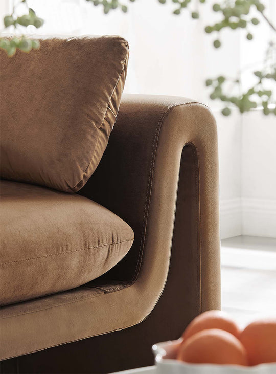 Optez pour le sofa Waverly, une pièce maîtresse au style sculptural. brun
