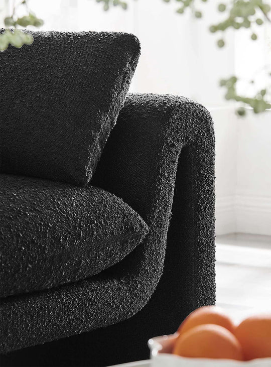 Sofa Waverly avec revêtement bouclé ou velours, chic et agréable au toucher. noir