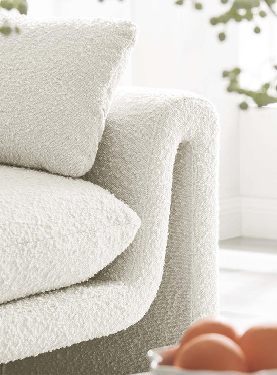 Le sofa Waverly apporte douceur, confort et caractère à votre espace de vie. ivoire