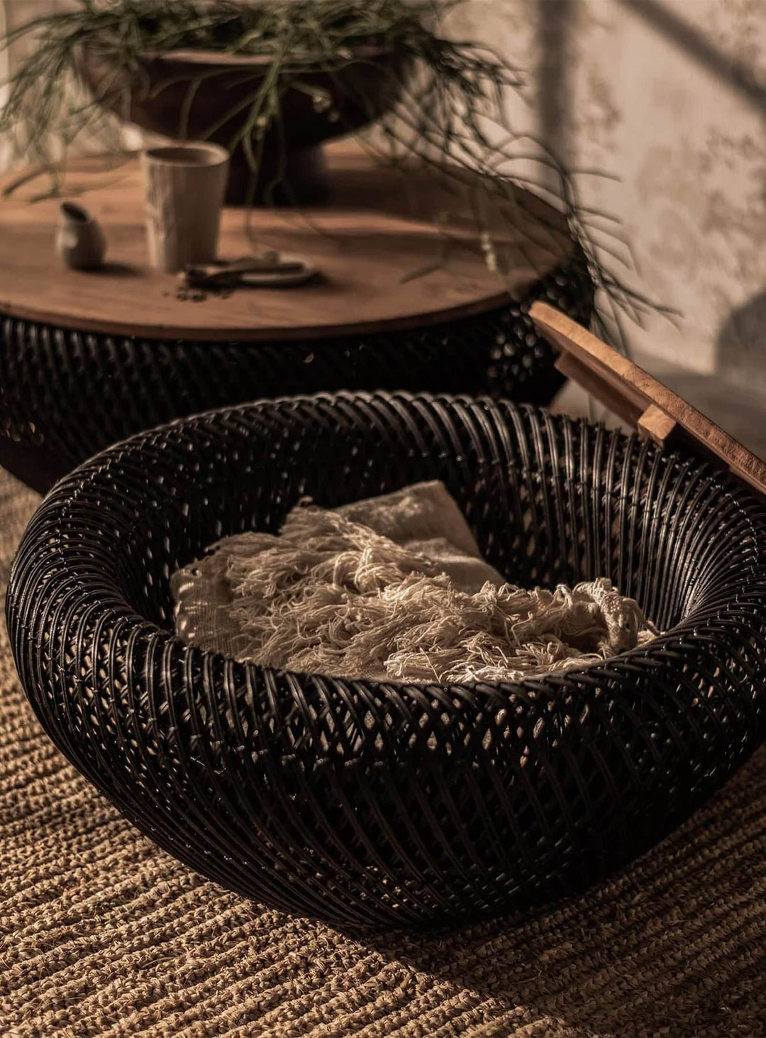 Table à café Wave durable et élégante, fabriquée en teck recyclé et rotin traditionnel au charme artisanal. noir