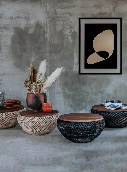 Table à café Wave avec rangement, plateau en teck recyclé et base en rotin pour un intérieur naturel et chaleureux. noir