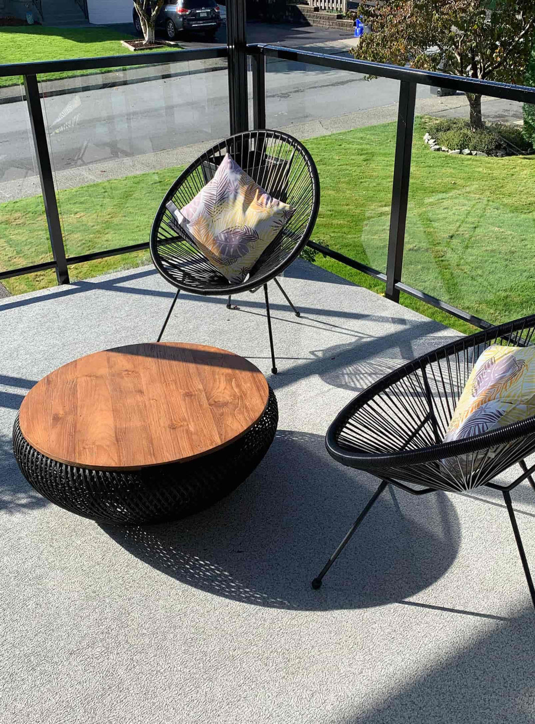 Table à café Wave : pièce unique mêlant teck recyclé, rotin tressé et savoir-faire artisanal authentique. noir