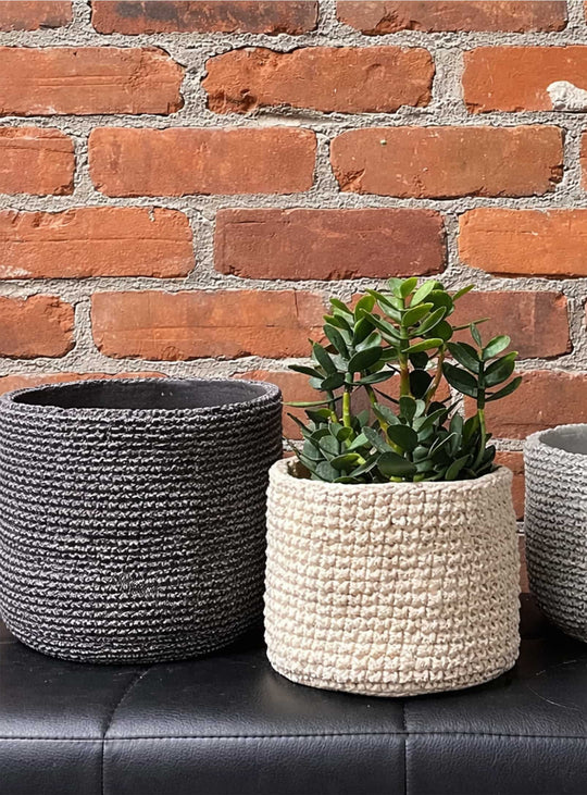 Cache-pots en ciment Weaver disponibles en plusieurs couleurs et tailles pour sublimer vos plantes.