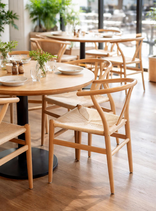 Chaise à dîner Nüspace Wishbone, un classique du design pour cuisine, salle à manger ou bureau. naturel