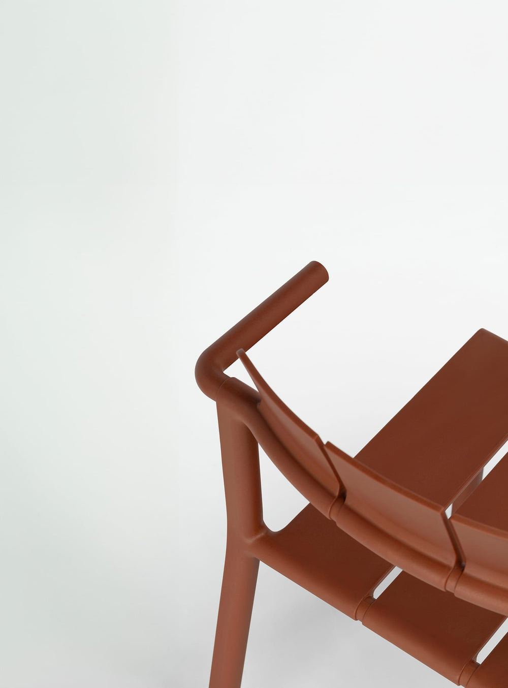 Yard avec accoudoirs, un tabouret de comptoir au style moderne, conçu pour intérieur et extérieur. Rouge rouille.