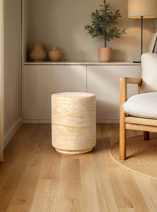 La table d’appoint Zac apporte une touche minérale et sophistiquée à votre décor.