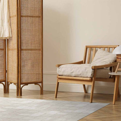 Transformez votre espace avec les tapis en vinyle Adama Alma de Nüspace. Résistants à l'usure, faciles à nettoyer, ils apportent style et fonctionnalité à toute pièce.