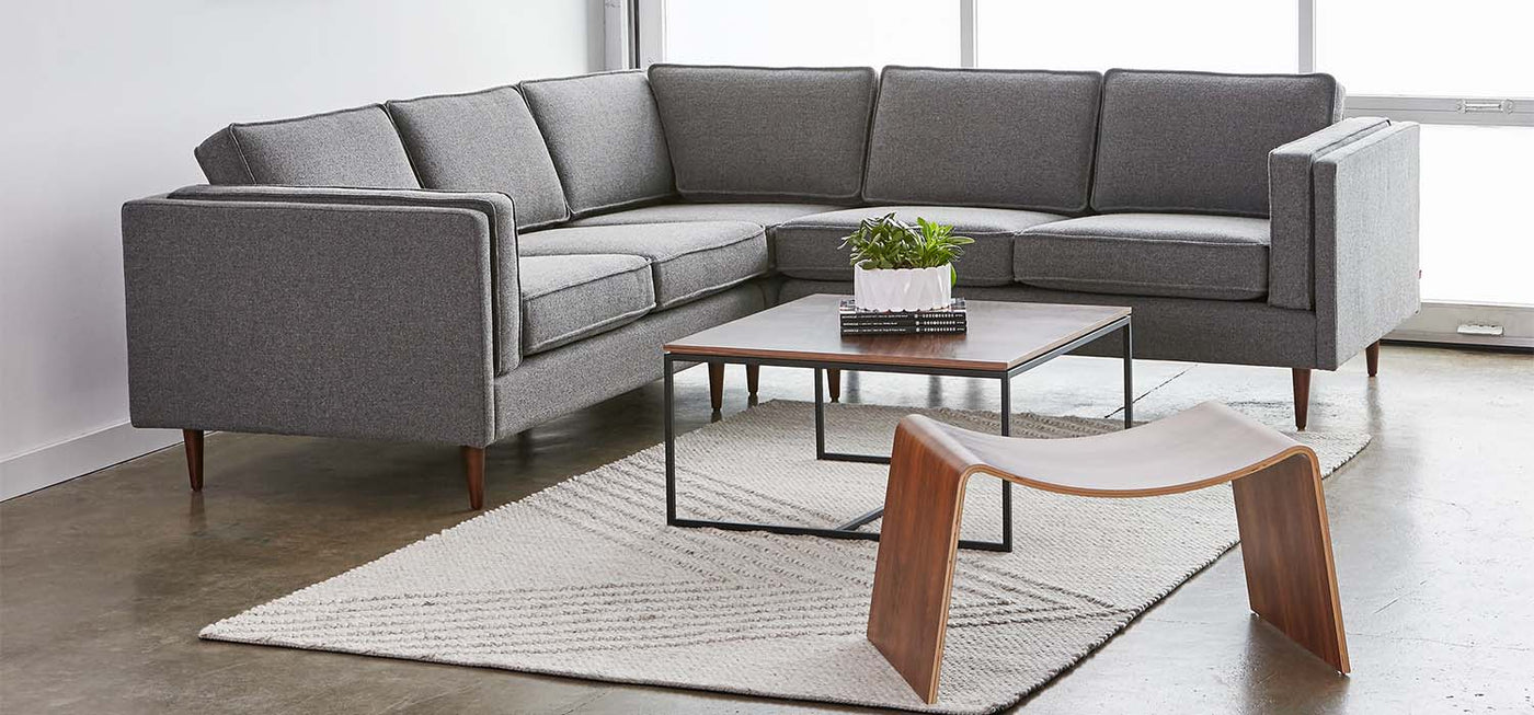 La collection Adelaide de Gus* Modern propose un design classique très minimaliste inspiré des archétypes de sofas du milieu des années 1950. Le piètement en bois offre une très belle finition pour cette collection déclinée en sofa et sectionnel.